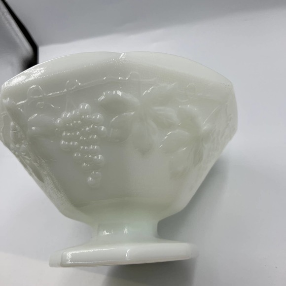 Vintage White Milk Glass Grapes Leaves Serving Decorative Pedestal Bowl - Picture 7 of 8